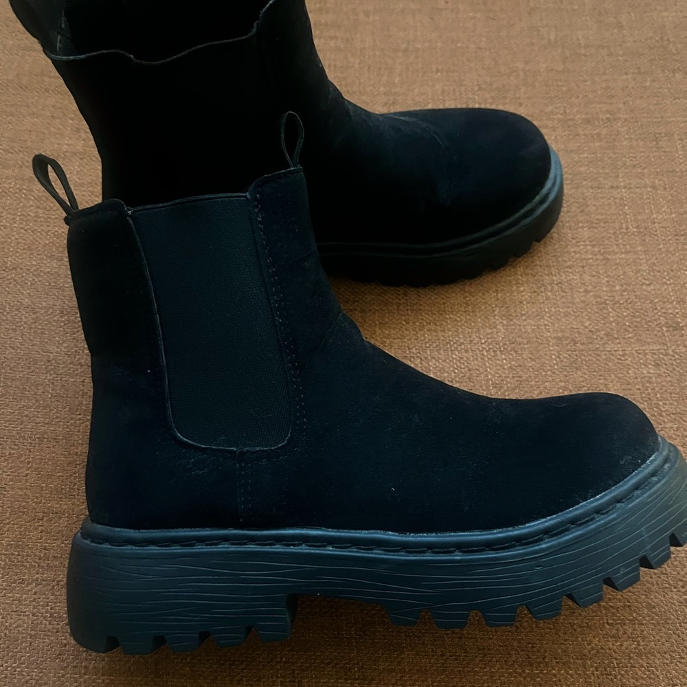 Black Chunky Chelsea Boots